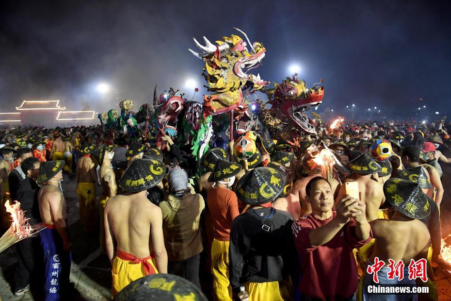 广西千年民俗“炮龙节” 数十万人狂欢祈福新年