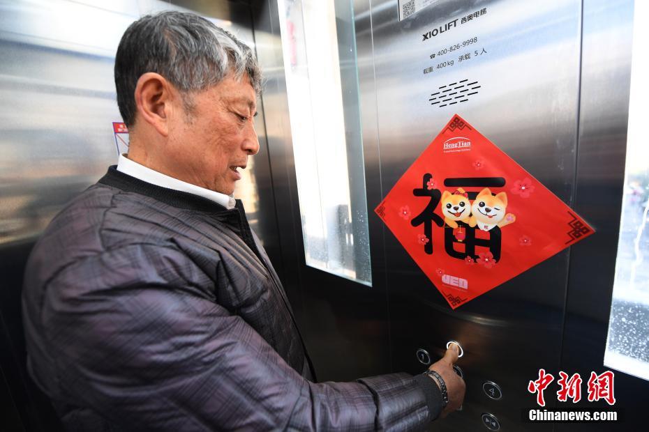 浙江杭州老小区加装电梯 解决居民出行“痛点”
