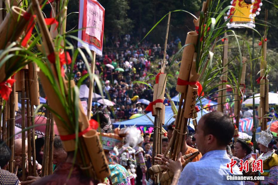 广西大苗山“野人”下山给民众送好运