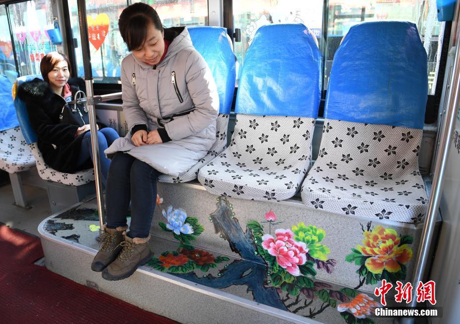 长春女公交司机手绘牡丹花打造“早春”车厢