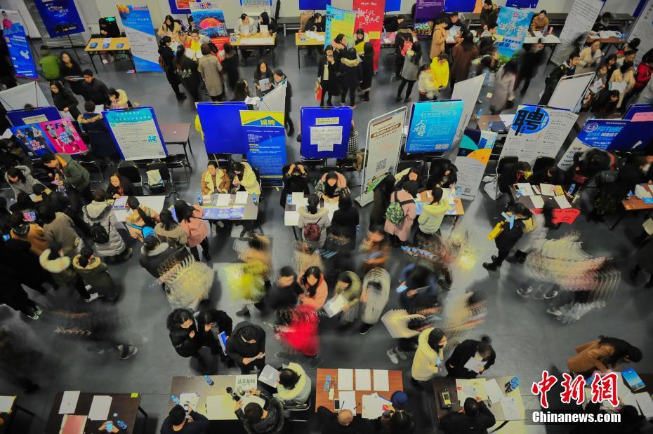 天津举办女大学生专场招聘会 6000余名女大学生参加
