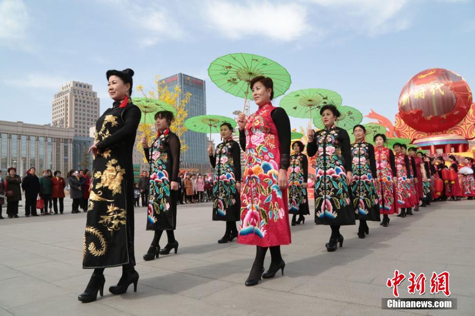 甘肃平凉百余名女性街头上演旗袍秀展示优雅美