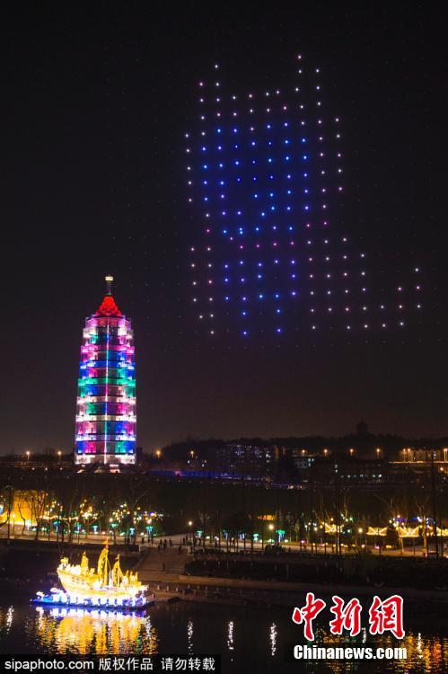 南京400架无人机上演灯光秀 科技元素点亮夜空