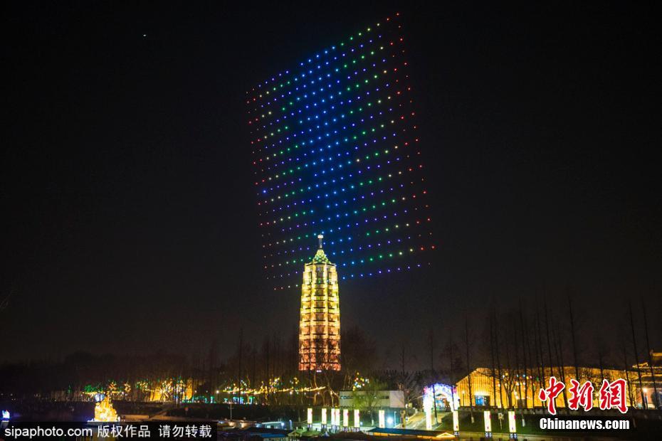 南京400架无人机上演灯光秀 科技元素点亮夜空