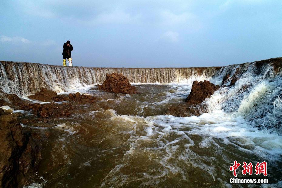 江西鄱阳湖湿地现“瀑布”景观
