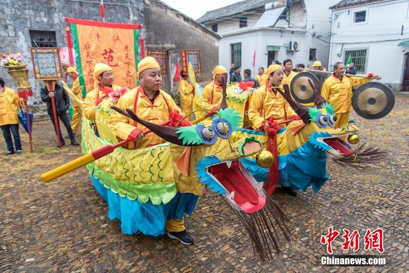 浙江金东村民“划旱船”迎二月二 延续近600年习俗