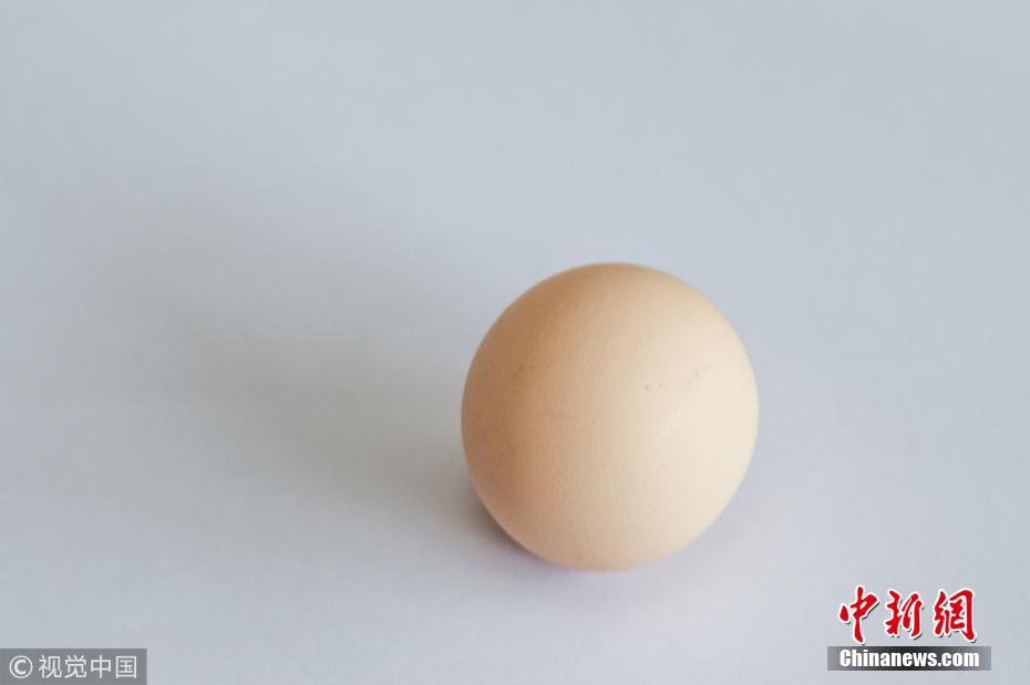 杭州大伯买到罕见圆形鸡蛋 出现概率十亿分之一