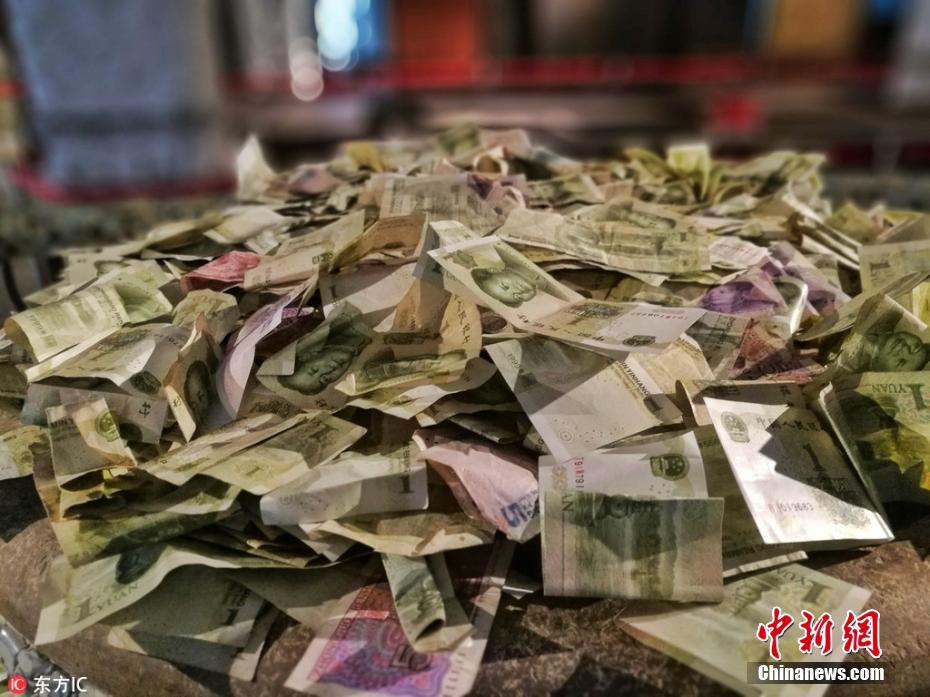 天津一景点变成“许愿池” 文物被纸币淹没