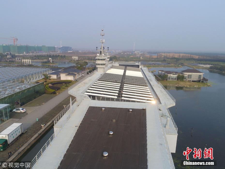 上海浦东现巨型“航母” 造型逼真