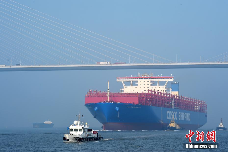 400米长集装箱船江苏试航 甲板面积超4个足球场