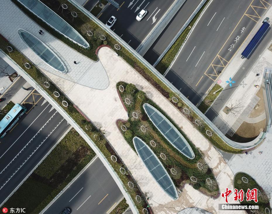 中国首例空间异形钢构人行天桥投入使用