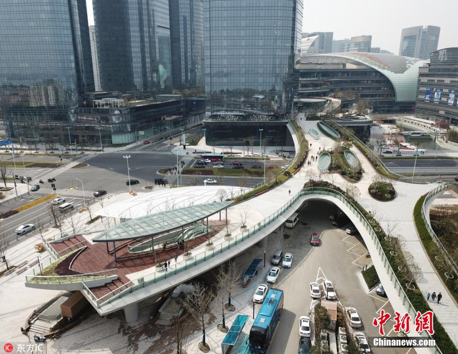 中国首例空间异形钢构人行天桥投入使用