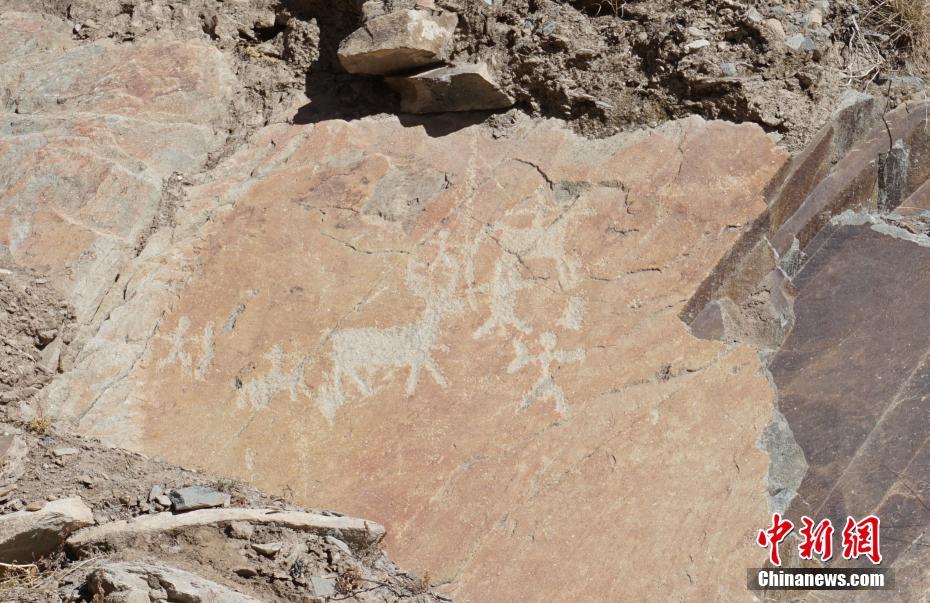 西藏中部发现跨三时期远古岩画