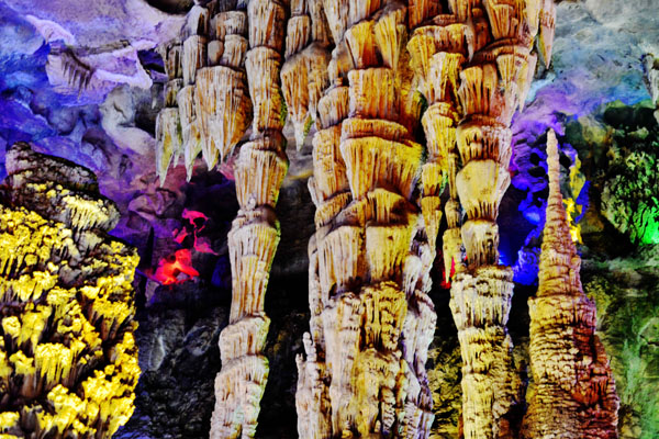 探秘泰山地下大裂谷溶洞 犹如钟乳石博物馆