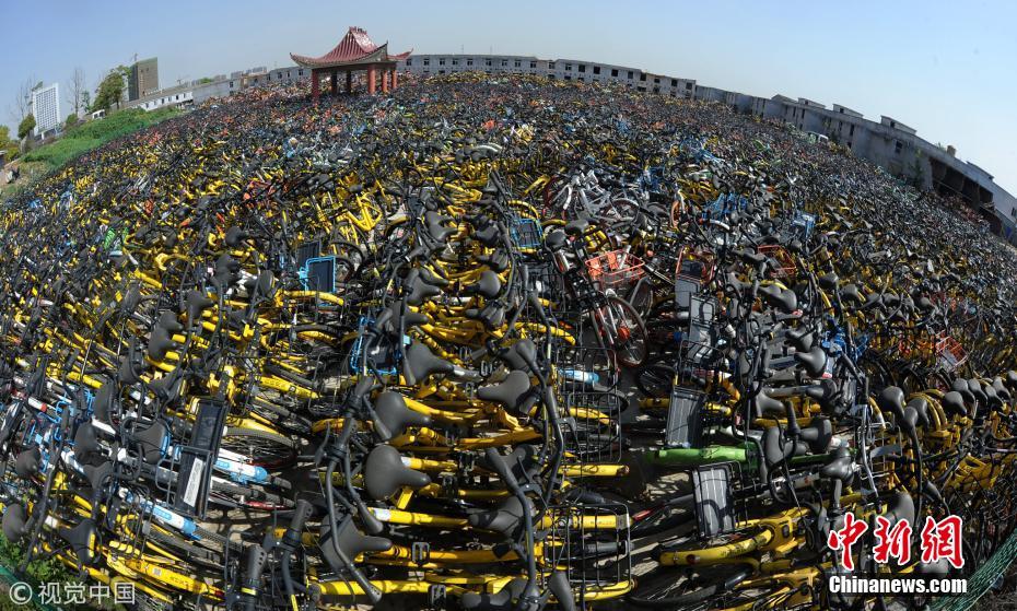 武汉一空地上堆满共享单车 凉亭变“孤岛”