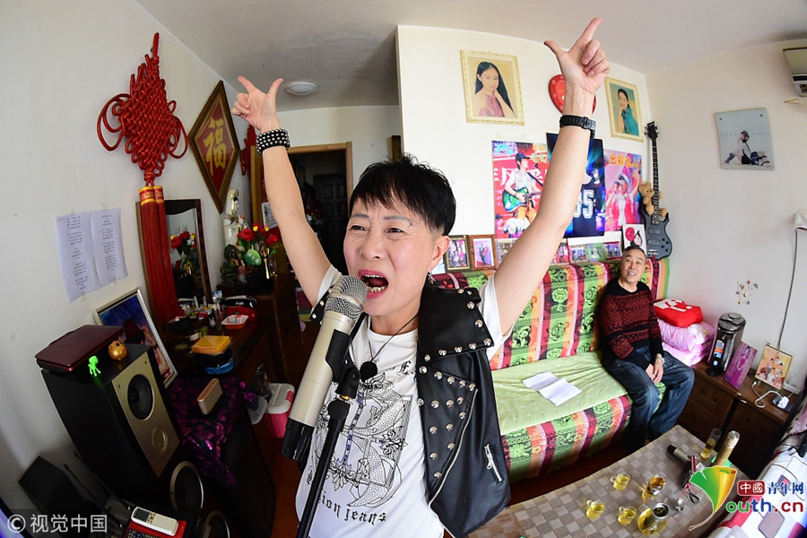 62岁的她玩起摇滚 “小邓丽君”成了“女版崔健”
