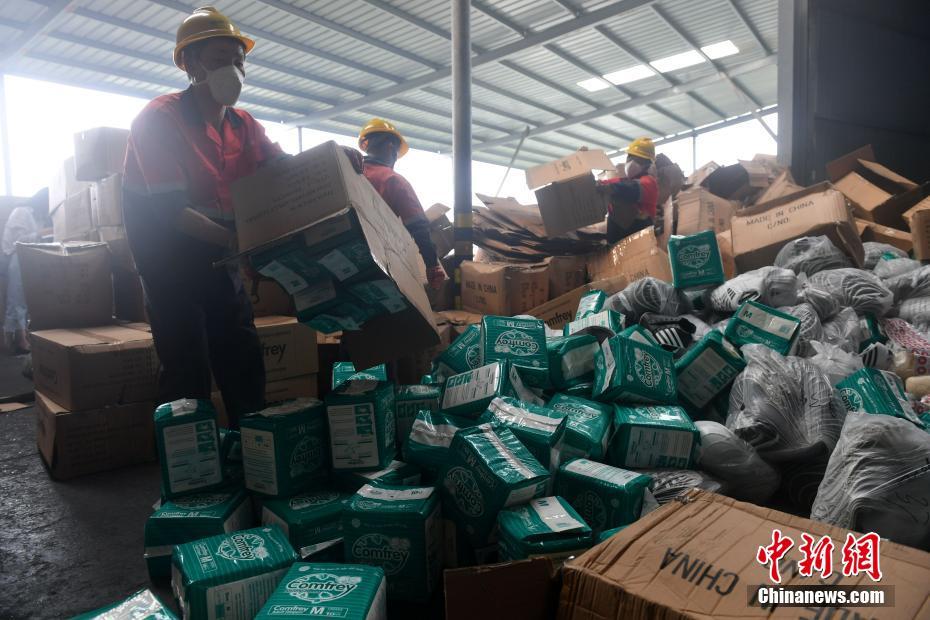 厦门海关集中销毁纸尿裤、鞋材等侵权货物近10万件