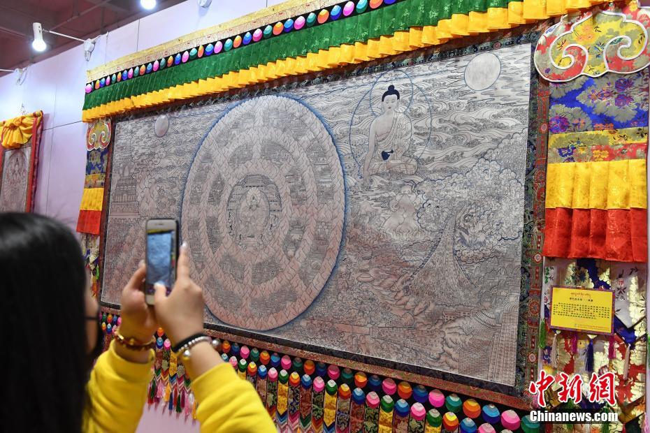 世界上最大的银绘唐卡《香巴拉王国》亮相兰州