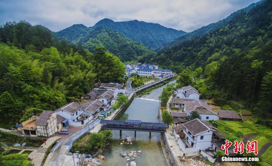 江西铅山畲乡风景秀丽 航拍百米瀑布飞流直下