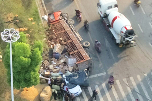 丹江口：货车不慎侧翻 轿车被纸箱“埋没”