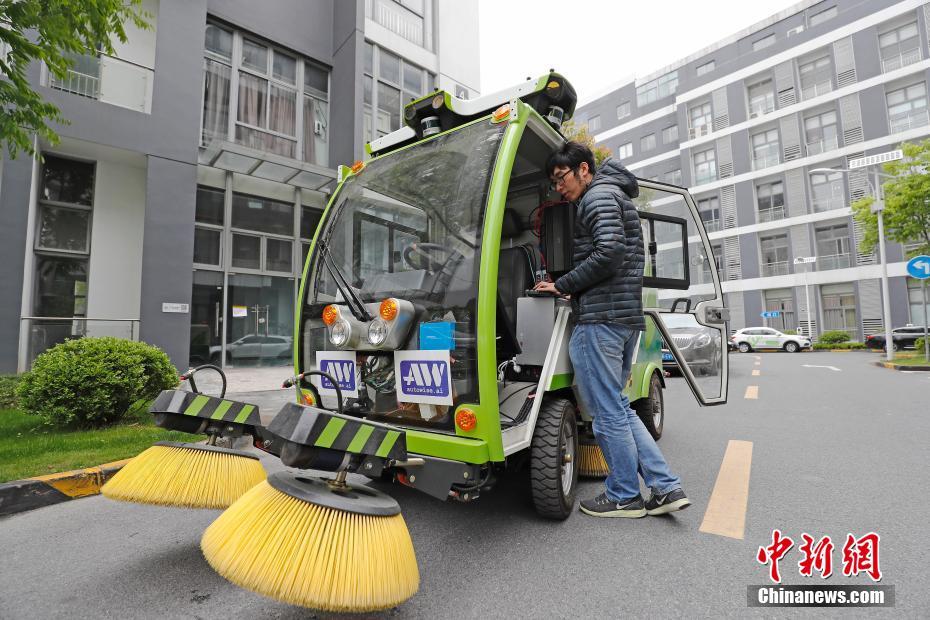 全球首个无人驾驶清洁车亮相上海