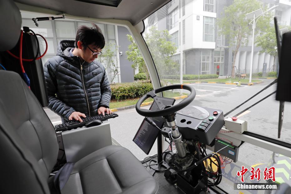 全球首个无人驾驶清洁车亮相上海