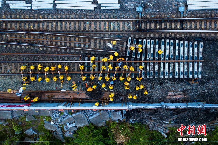 航拍焦柳铁路修理作业 工人犹如“小黄人”
