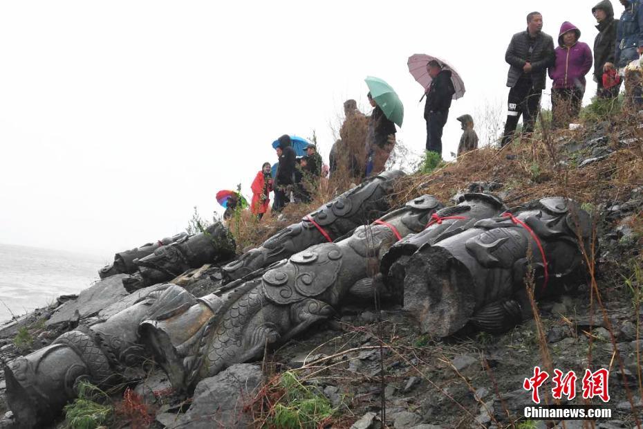 中国北疆千年古城江中捞出“盘龙石柱”