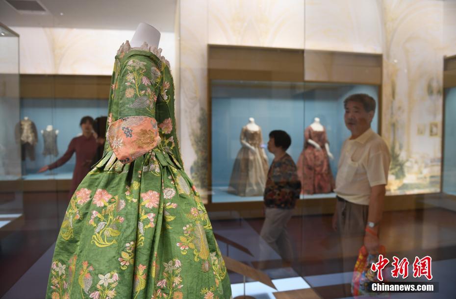 杭州展出300多年前西方贵族服装 引民众欣赏