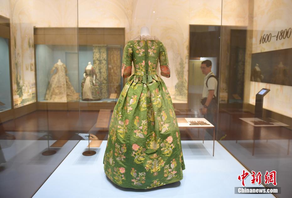 杭州展出300多年前西方贵族服装 引民众欣赏