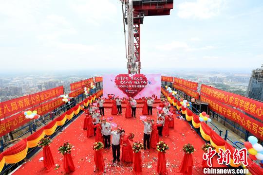 12对新人在广西在建第一高楼举行“云端”婚礼