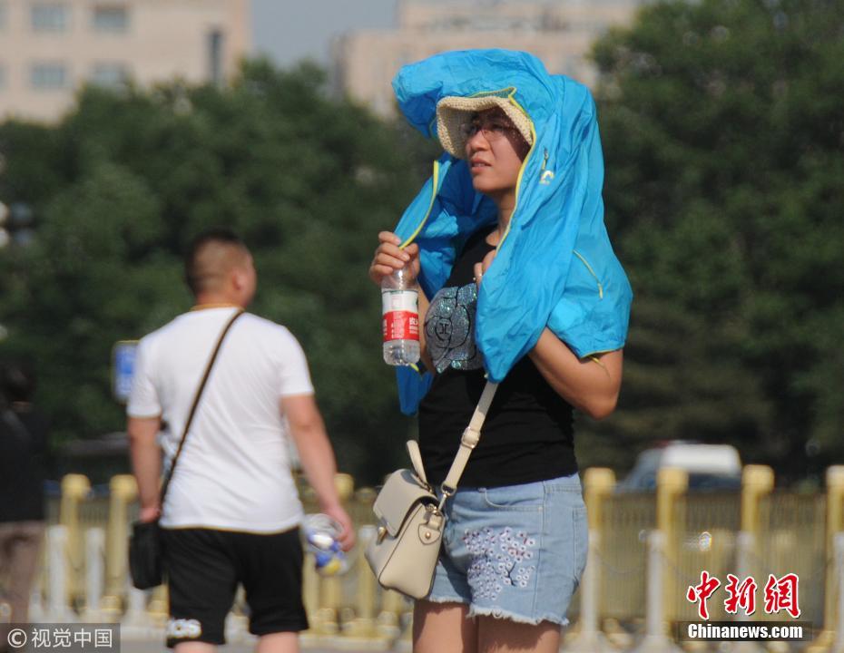 北京开启高温“炙烤模式” 游客“防晒神器”大比拼