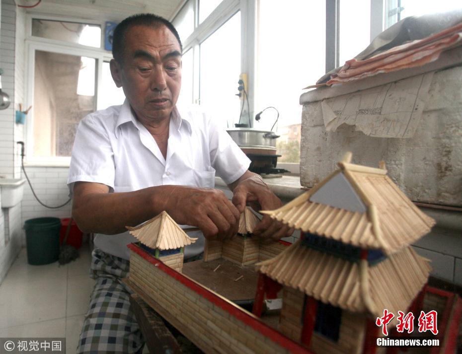 79岁老人制作200多件微缩景观 材料为废旧方便筷子