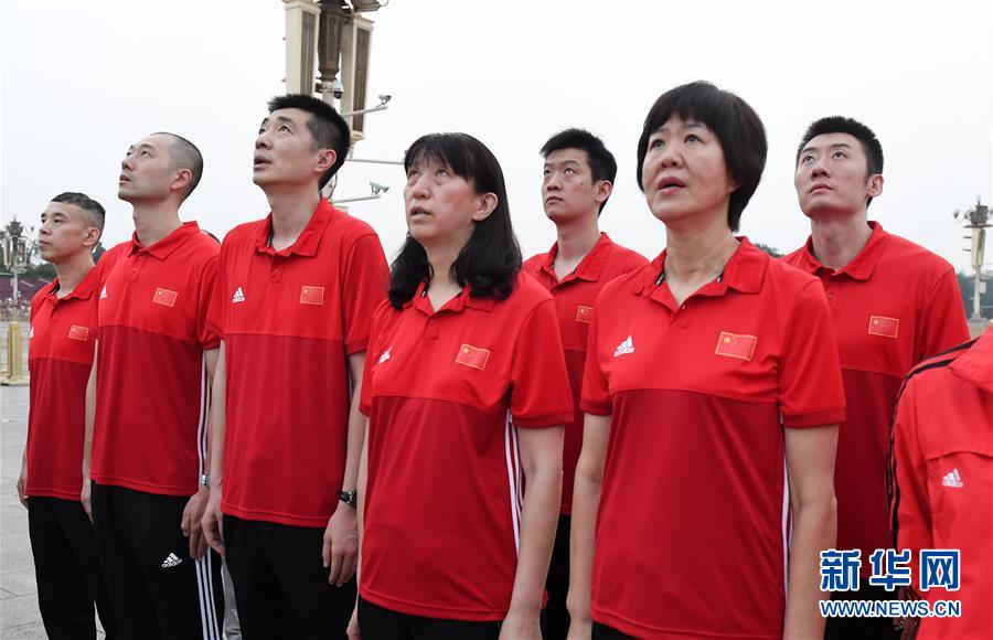 中国女排在天安门广场观看升国旗仪式