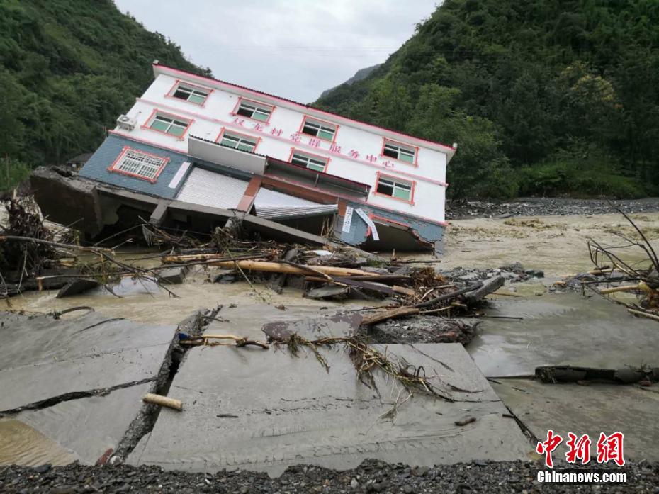 四川平武坝子乡场镇遭暴雨袭击 三层楼房被冲倒