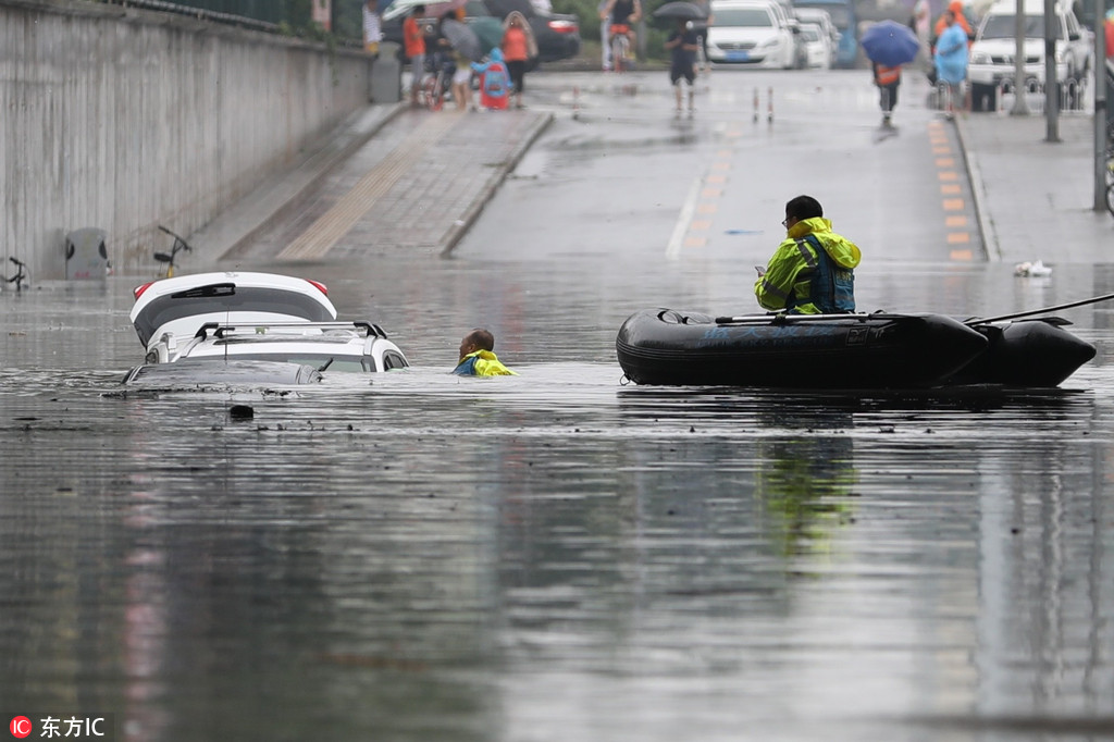 北京回龙观城铁桥多车被淹没至车顶