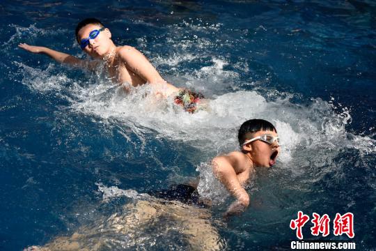 四川叙永气温达41.1℃ 民众水中享清凉