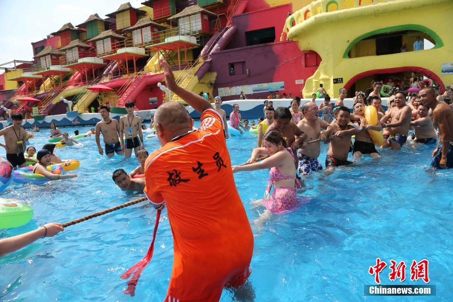 重庆发布高温红色预警 民众水中拔河赛消暑