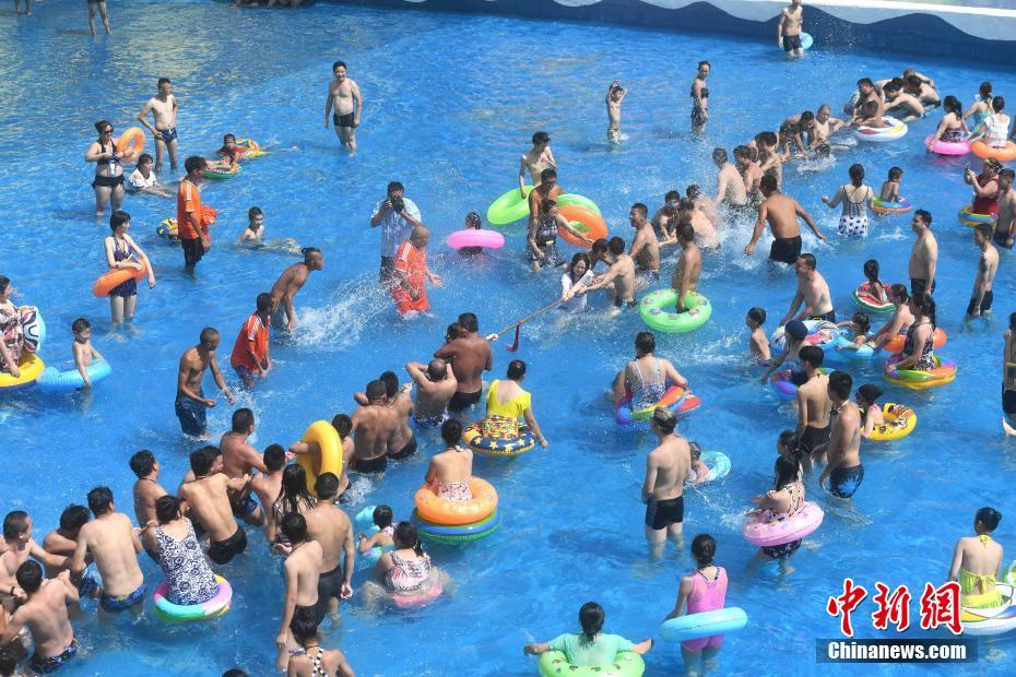 重庆发布高温红色预警 民众水中拔河赛消暑