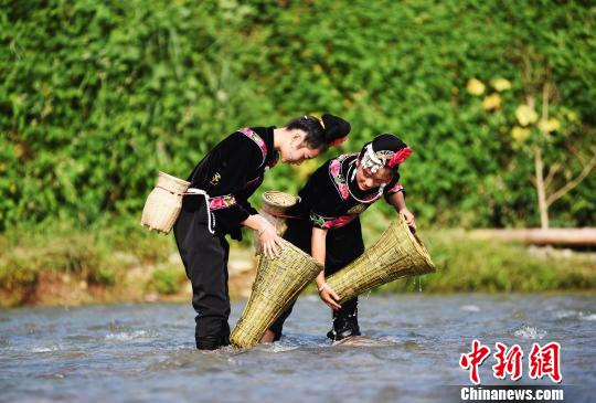 贵州台江苗族民众欢度“倒鱼节”