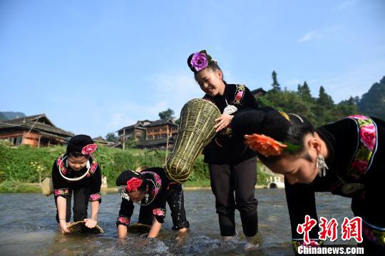 贵州台江苗族民众欢度“倒鱼节”