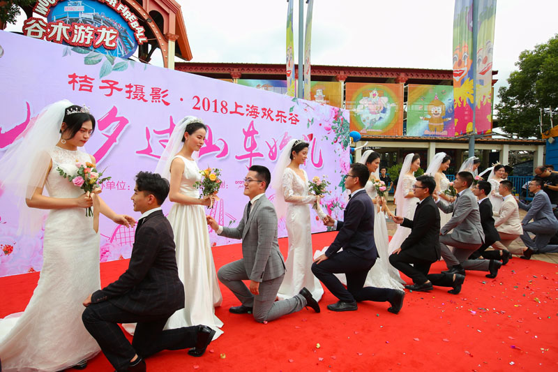 上海10对新人举办集体过山车婚礼