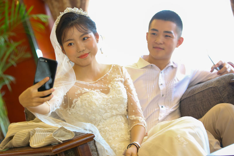 上海10对新人举办集体过山车婚礼