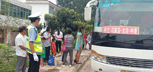 上学路上埋隐患 丹江口一天查获两起大客车超员 乘客多为返校学生