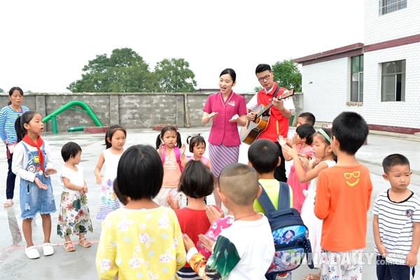 【中国梦·实践者】湖南贫困村小停学6年终复学 飞行员空姐上“开学第一课”