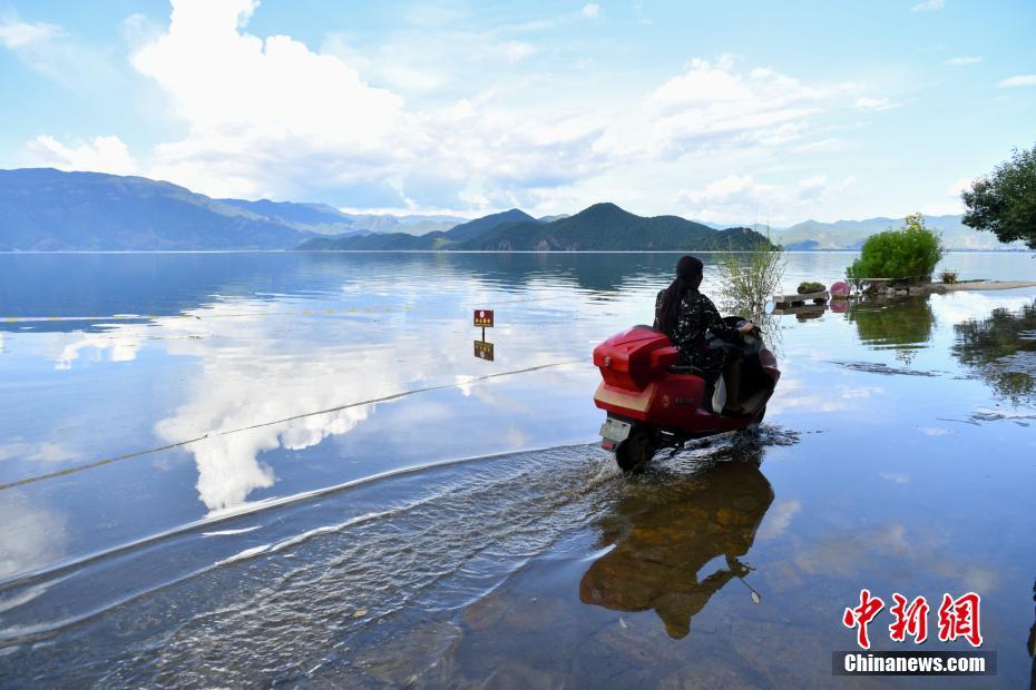 云南泸沽湖水位上涨 现“水天一色”景观