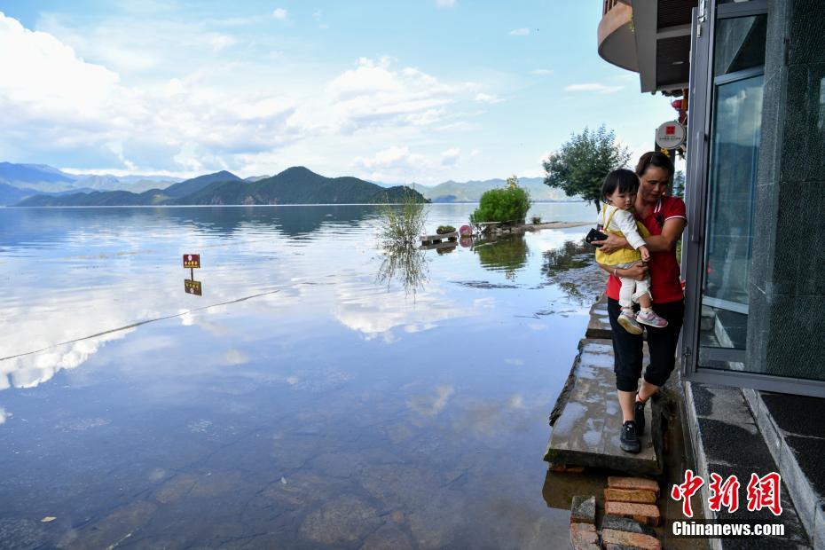 云南泸沽湖水位上涨 现“水天一色”景观