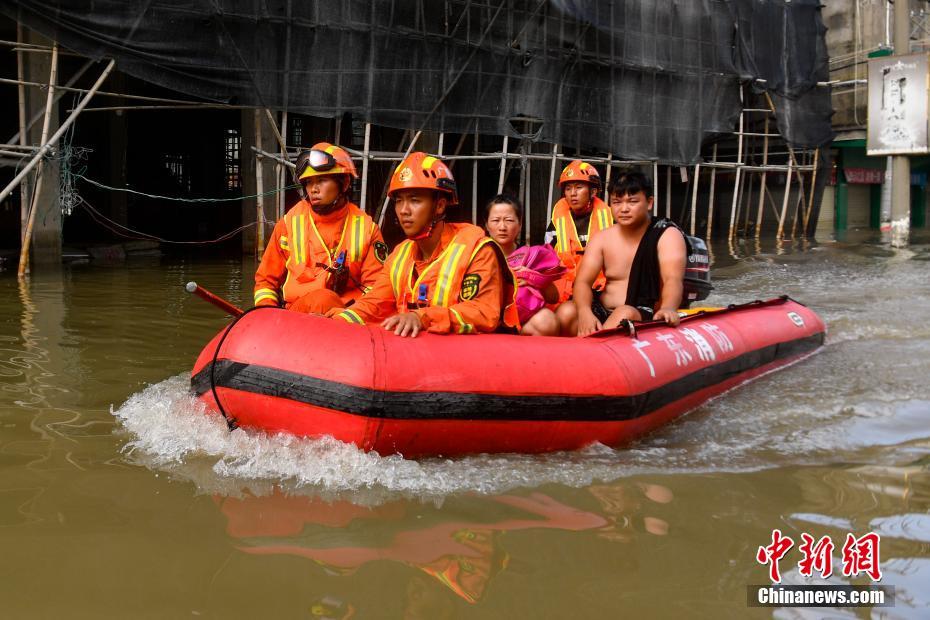 广东潮阳多地内涝严重 全民齐力抗洪救灾