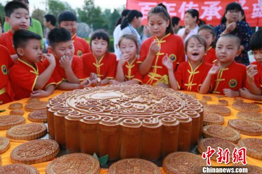 “长寿乡”河南夏邑巨型月饼迎中秋 重达百斤