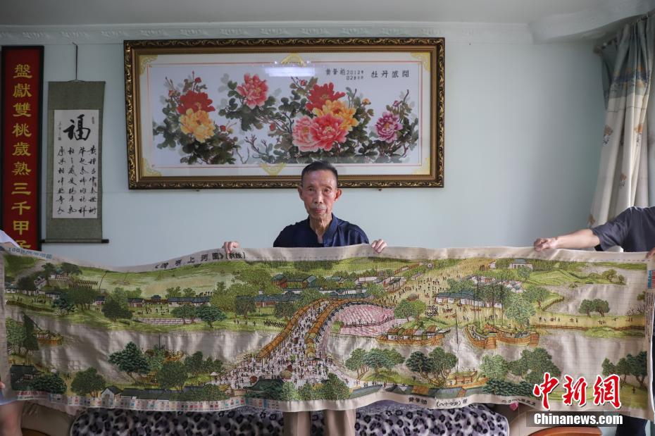 贵州清镇86岁老人绣3米长《清明上河图》